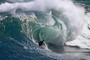 Imagem destaca melhores ondas com Lucas Nolasco