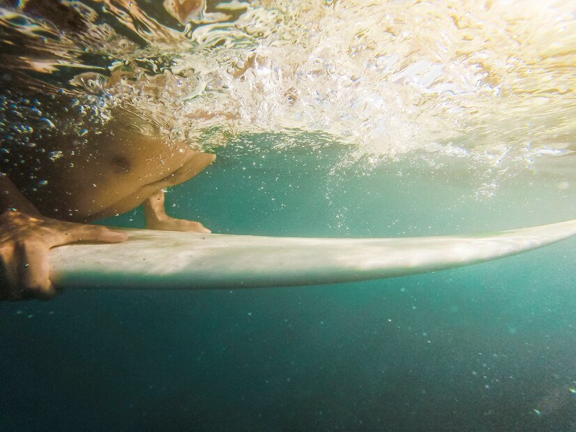 homem-natacao-ligado-surfboard-em-piscinas-de-onda