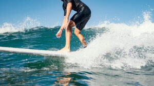 jovem-surfando-ondas-em-manobras-do-surf_capa