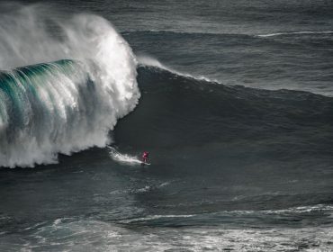 big-wave-surfing-praia-do-norte-ondas-de-nazare-portugal