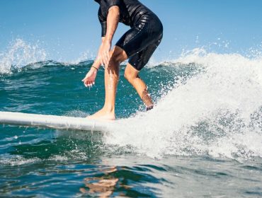 jovem-surfando-ondas-em-manobras-do-surf_capa